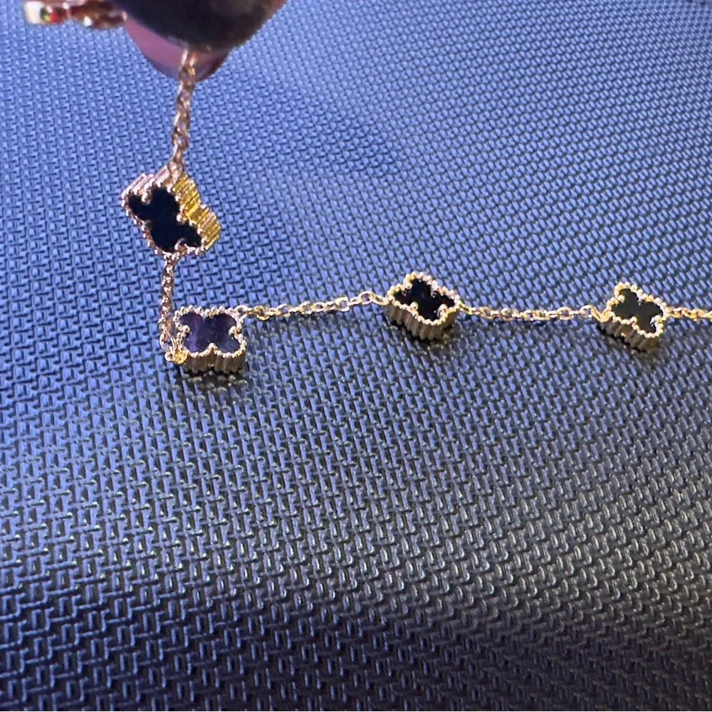 Step out in style with this timeless Clover & Flower triple set. - Picture 4 of 16